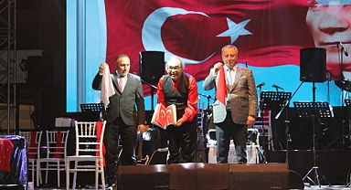 Aşk şarkılarının yaşayan efsanesi olan Cengiz Kurtoğlu, Çay Halkına muhteşem bir gece yaşattı.