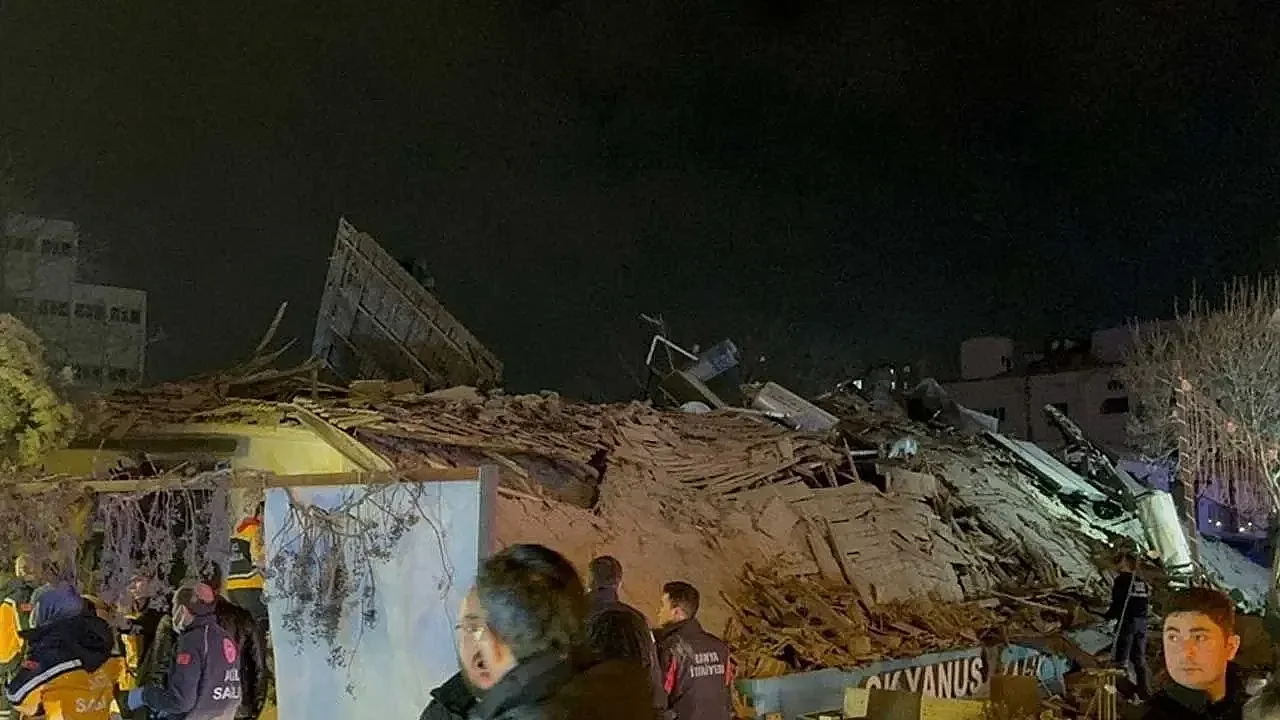 Konya'da 4 katlı bina çöktü: Vali, ilk belirlemelerde enkaz altında 5 kişinin kaldığını aktardı