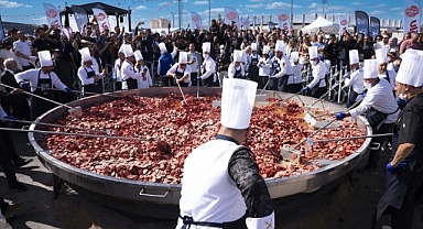 Dünyanın En Büyük Sucuklu Yumurta Rekoru Afyonkarahisar’da Kırıldı