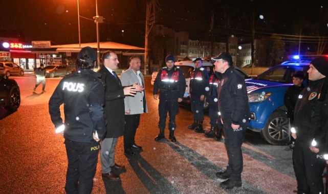 Kaymakam Türker Yeni Yıla Halkın Arasında Girdi 