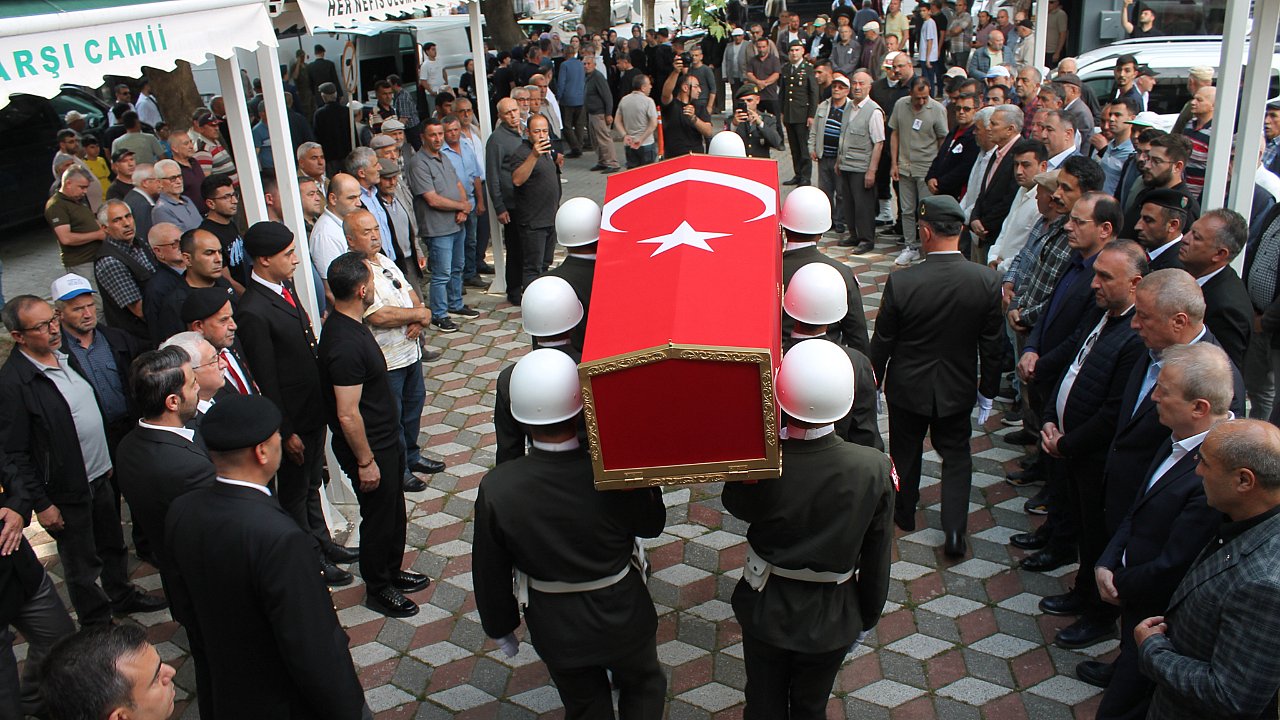 Gazi Özcan'ın cenazesi Çay ilçesinde askeri törenle toprağa verildi